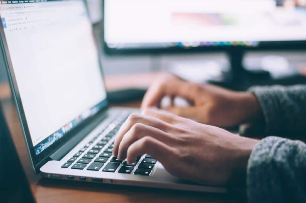 Clavier et mains