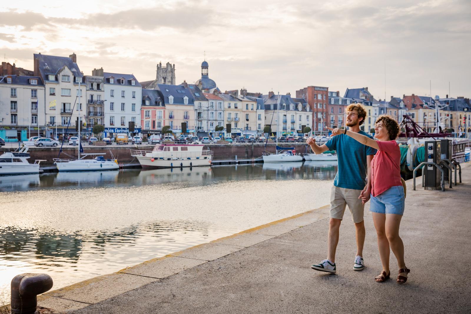 Balade en couple dans le port de Dieppe